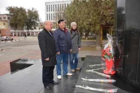 Не померкнет слава комсомола! Праздничный флешмоб в центре столицы Калмыкии
