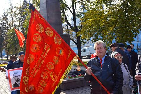 «Не забудем и не простим!». Коммунисты Барнаула провели памятную акцию 4 октября