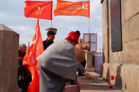 Коммунисты Бурятии почтили память защитников Советской власти