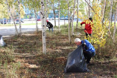Коммунисты Нижневартовска приняли участие в субботнике