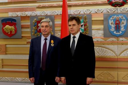 Посол Республики Беларусь Игорь Петришенко вручил Ивану Мельникову Орден Почета