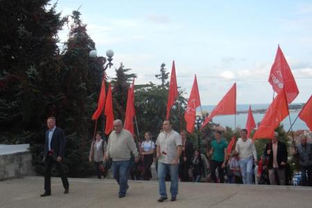 «Мы помним, мы не простим». В Севастополе состоялся митинг-реквием, посвящённый трагическим событиям октября 1993 года
