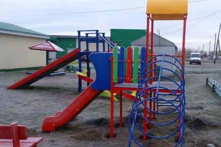 Алтайский край. Коммунисты помогли обустроить детскую площадку в Первомайском районе