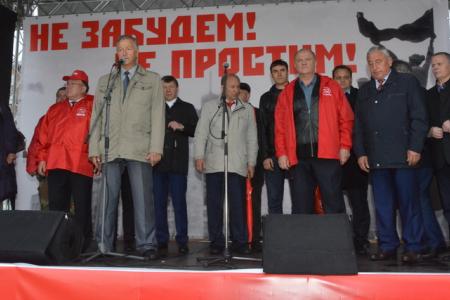 «Памяти советских патриотов верны!» В Москве прошли митинг и шествие, посвященные трагическим событиям сентября-октября 1993 года