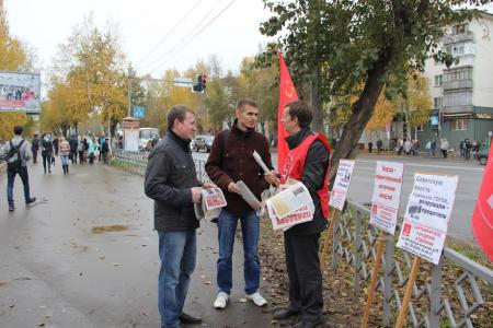 Республика Коми. Сыктывкарские активисты КПРФ провели пикет, приуроченный к очередной годовщине штурма Белого Дома