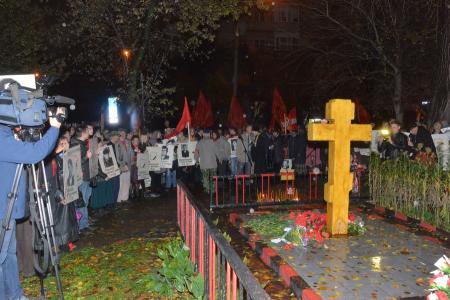 «Памяти советских патриотов верны!» В Москве прошли митинг и шествие, посвященные трагическим событиям сентября-октября 1993 года
