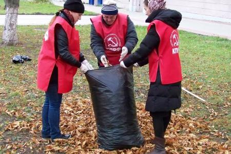 Коммунисты и комсомольцы Орла приняли участие в общегородском субботнике