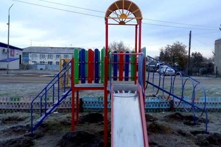 Алтайский край. Коммунисты помогли обустроить детскую площадку в Первомайском районе