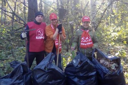 Липецкие активисты ЛКСМ провели субботник возле мемориала учителю-комсомольцу Валентину Скороходову