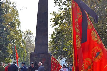 «Не забудем и не простим!». Коммунисты Барнаула провели памятную акцию 4 октября