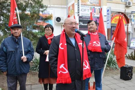Не померкнет слава комсомола! Праздничный флешмоб в центре столицы Калмыкии