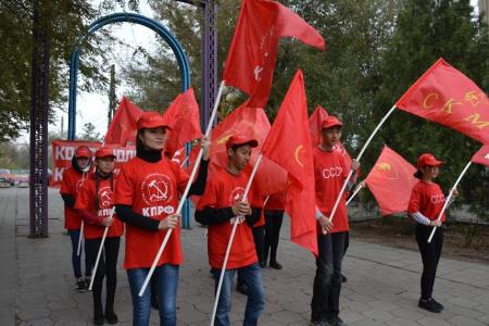 Не померкнет слава комсомола! Праздничный флешмоб в центре столицы Калмыкии