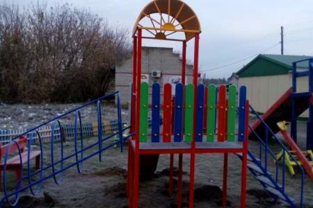 Алтайский край. Коммунисты помогли обустроить детскую площадку в Первомайском районе