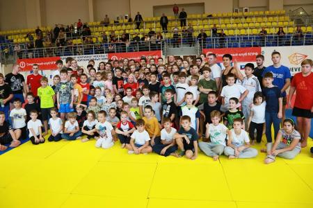 В тренировке спортклуба КПРФ и Джеффа Монсона приняли участие 150 детей
