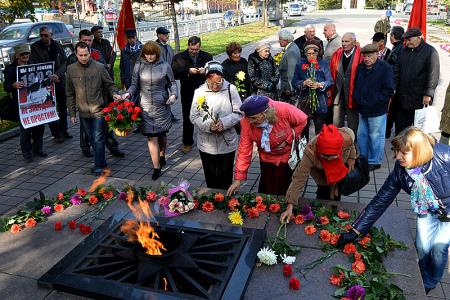 «Не забудем и не простим!». Коммунисты Барнаула провели памятную акцию 4 октября