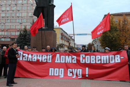 Сегодня актуально красное! Состоялась акция брянских коммунистов в память о погибших защитниках Верховного Совета 