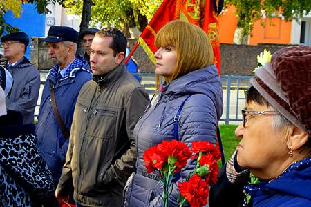 «Не забудем и не простим!». Коммунисты Барнаула провели памятную акцию 4 октября