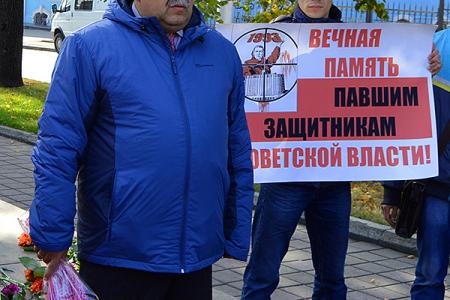 «Не забудем и не простим!». Коммунисты Барнаула провели памятную акцию 4 октября