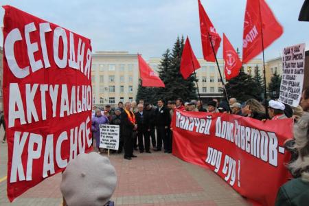 Сегодня актуально красное! Состоялась акция брянских коммунистов в память о погибших защитниках Верховного Совета 