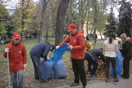 Саратовские депутаты-коммунисты приняли участие в субботнике в парке Радищева
