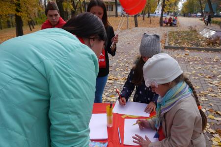 «От улыбки станет всем светлей...». Акция липецких комсомольцев в детском парке Липецка