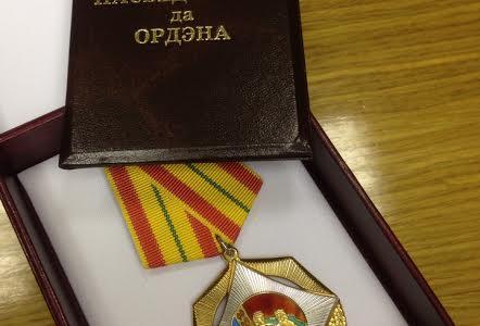 Посол Республики Беларусь Игорь Петришенко вручил Ивану Мельникову Орден Почета