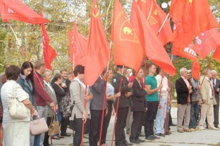 «Мы помним, мы не простим». В Севастополе состоялся митинг-реквием, посвящённый трагическим событиям октября 1993 года