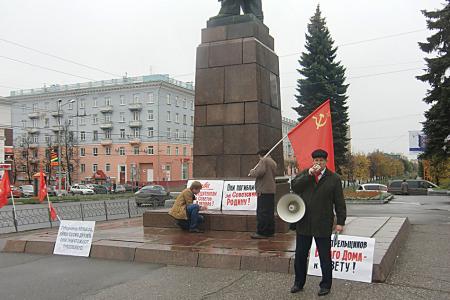 Иваново. Митинг, посвящённый памяти расстрелянных защитников Советской власти в октябре 1993 года