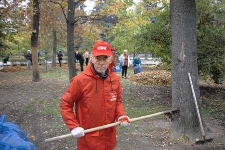 Саратовские депутаты-коммунисты приняли участие в субботнике в парке Радищева