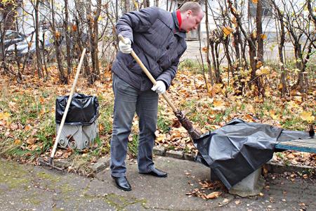 Ивановские коммунисты на субботнике привели в порядок Мемориал-захоронение Героев Революции