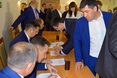 Алтайский край. Депутаты-коммунисты приняли участие в работе первой сессии АКЗС