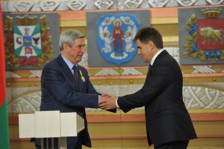 Посол Республики Беларусь Игорь Петришенко вручил Ивану Мельникову Орден Почета