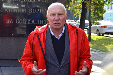 «Не забудем и не простим!». Коммунисты Барнаула провели памятную акцию 4 октября