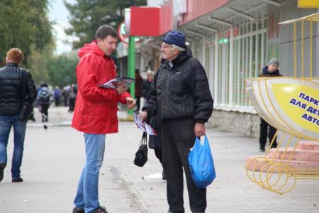 Новгородские коммунисты проводят пикеты, приуроченные к очередной годовщине расстрела Белого дома