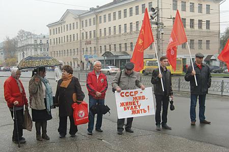Иваново. Митинг, посвящённый памяти расстрелянных защитников Советской власти в октябре 1993 года