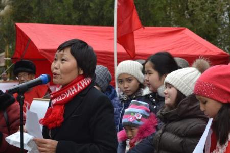 Не померкнет слава комсомола! Праздничный флешмоб в центре столицы Калмыкии