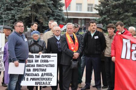 Сегодня актуально красное! Состоялась акция брянских коммунистов в память о погибших защитниках Верховного Совета 