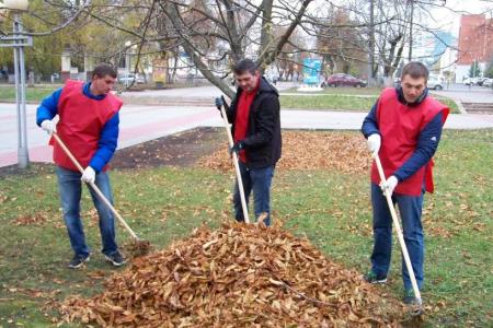 Коммунисты и комсомольцы Орла приняли участие в общегородском субботнике