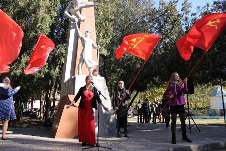 Комсомольцы Крыма отпраздновали 98-ю годовщину создания ВЛКСМ
