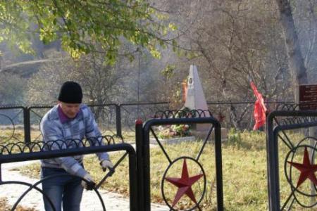 Активисты КПРФ КЧР навели порядок у памятника герою-комсомольцу Диме Юрченко