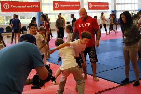 В тренировке спортклуба КПРФ и Джеффа Монсона приняли участие 150 детей