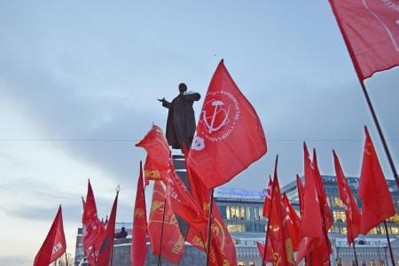 Свердловские коммунисты отпраздновали 99-летие Октябрьской революции