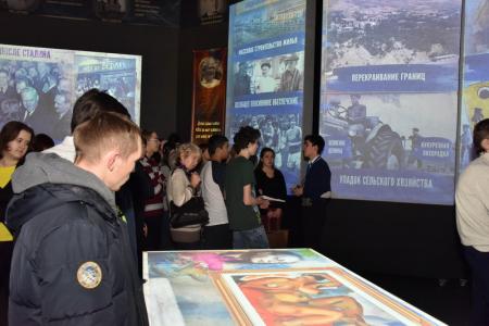 Г.А. Зюганов посетил выставку «Россия – Моя история» (1945 – 2016), проходящую в Московском Манеже