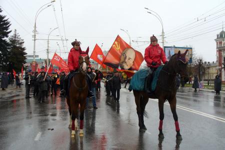 Тамбовские коммунисты провели шествие и митинг в честь годовщины Октябрьской революции
