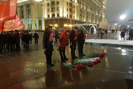 Делегация ЦК КПРФ возложила венок и цветы к Мавзолею В.И. Ленина и памятнику И.В. Сталину 