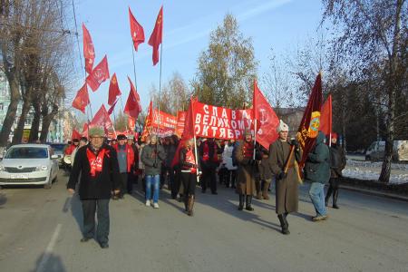 Коммунисты в Барнауле 7 ноября провели демонстрацию и митинг у памятника Ленину
