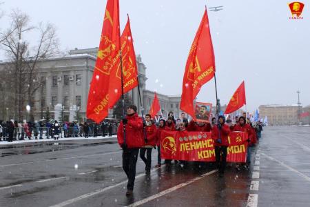 Самарские комсомольцы приняли участие в памятном параде, посвящённом военному параду 1941 года в Куйбышеве