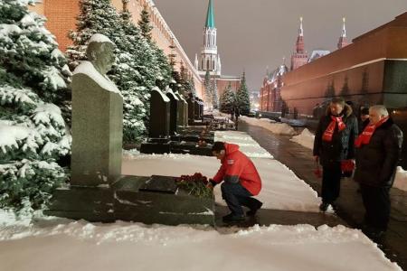 Делегация ЦК КПРФ возложила венок и цветы к Мавзолею В.И. Ленина и памятнику И.В. Сталину 