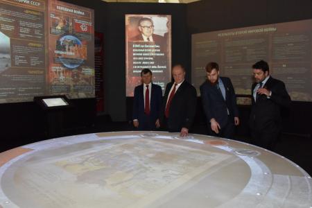 Г.А. Зюганов посетил выставку «Россия – Моя история» (1945 – 2016), проходящую в Московском Манеже