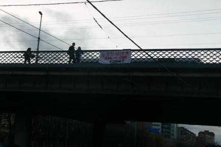 В преддверии 99-й годовщины Октябрьской Революции в Калининграде на мосту недалеко от острова Канта появился протестный баннер